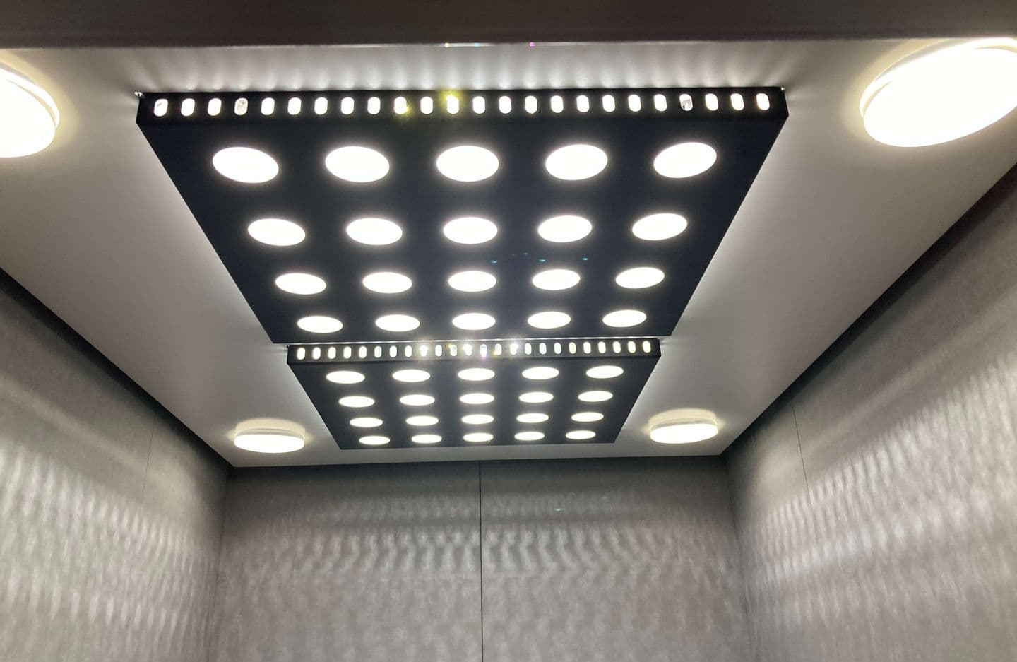 業務管理天井デザイン変更 (LED照明変更含む)