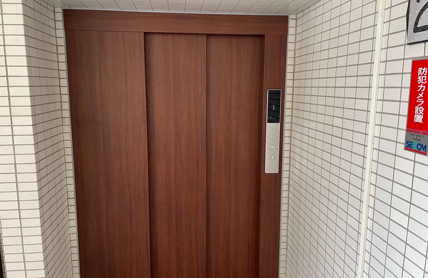 各階乗場扉・三方枠 化粧シート貼り