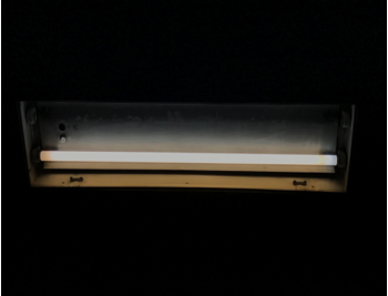 本来２本蛍光灯がセットされる器具ですが、このように１本だけ設置してありました。これでは切れてしまったら真っ暗です。