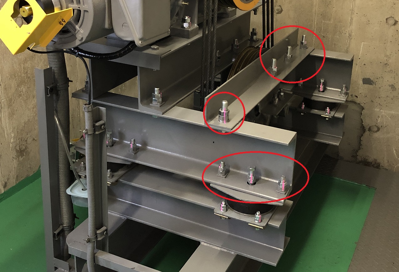 耐震対策：巻上機転倒防止固定金具