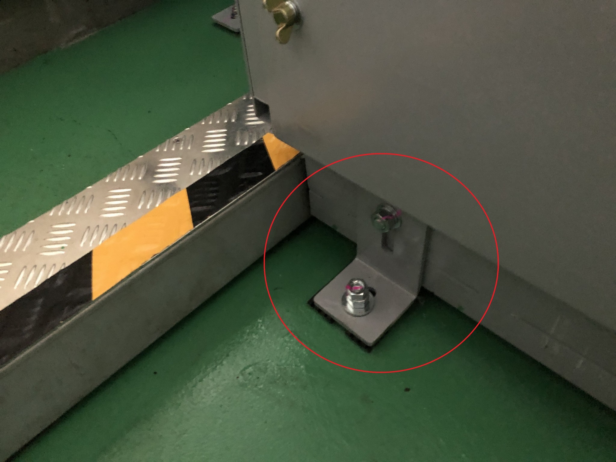 耐震対策：パワーユニット転倒防止固定金具