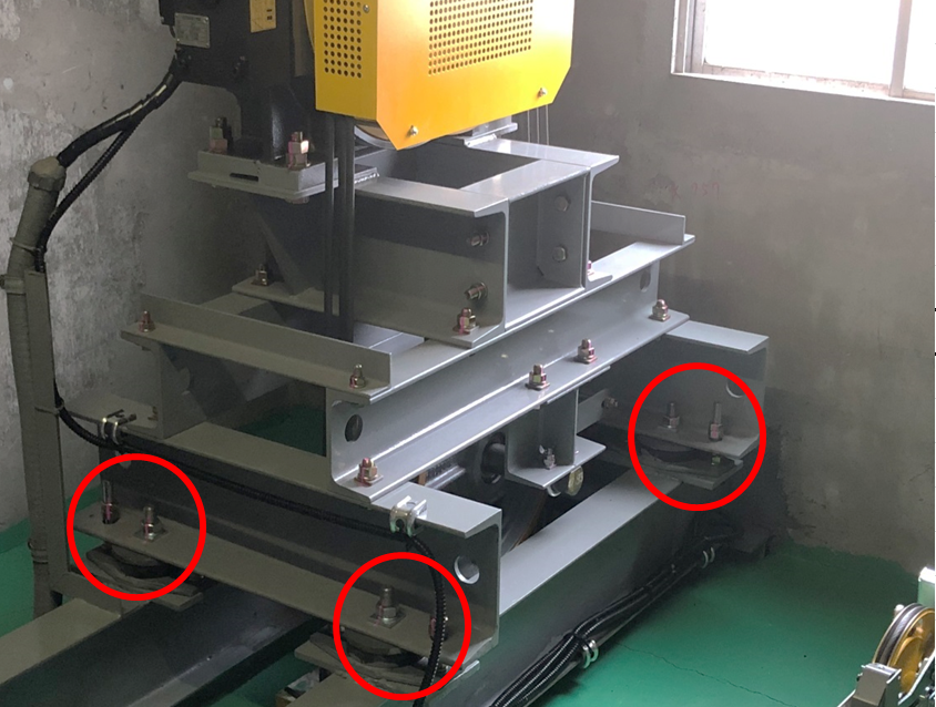 耐震対策：巻上機転倒防止
