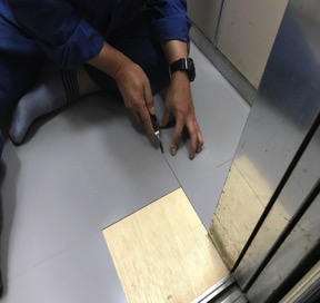 一枚捨て貼りのシートを敷きその上に新しい床タイルマットを配置していきます。隙間や段差が出ないように注意します。
