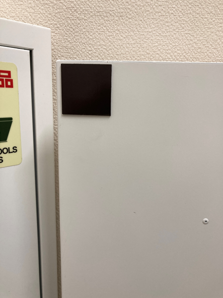 取付用マグネット※エレベーター内の壁を傷つける事なく設置できます。