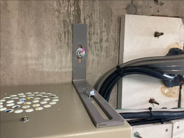 耐震対策:制御盤転倒防止金具