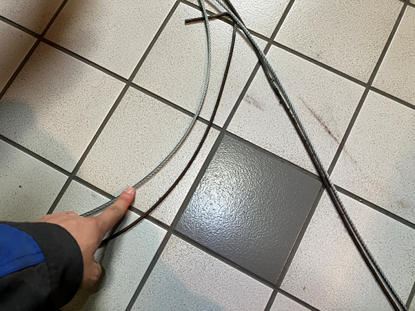 部品比較（左：新部品、右：旧部品）