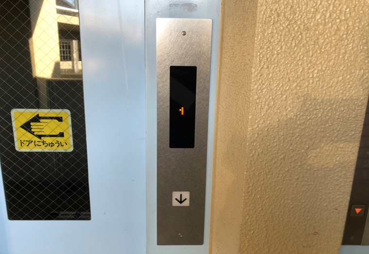 新：乗場操作盤　※デジタル表示化　凹凸のあるボタンを採用致しました。