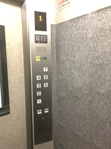 新:カゴ内操作盤 ※目の不自由な方がご利用し易いように凹凸のあるボタンを採用致しました。