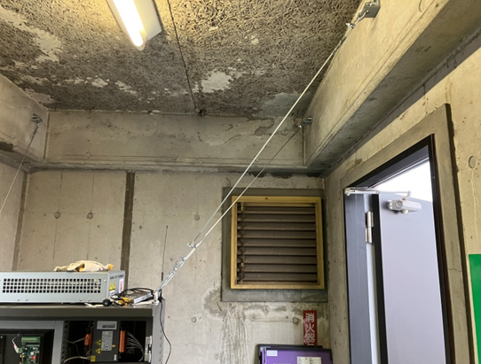 耐震対策：転倒防止ワイヤー