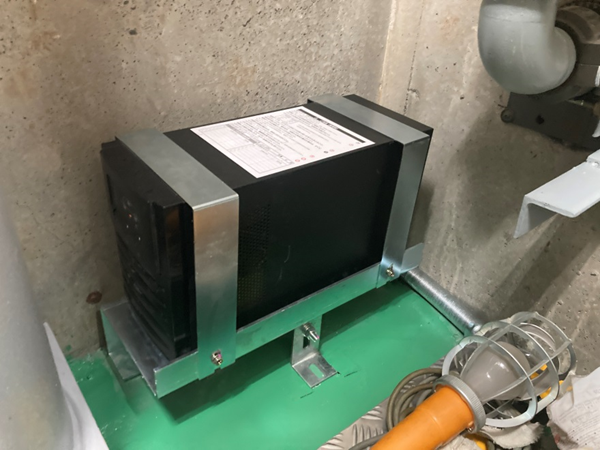耐震対策：停電時自動着床装置　※停電発生時に最寄階に着床し、ご利用者様の閉じ込めを防ぎます。
