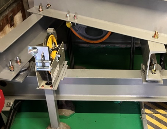 耐震対策：転倒防止対策（ダブルナット締め・免震ゴム）