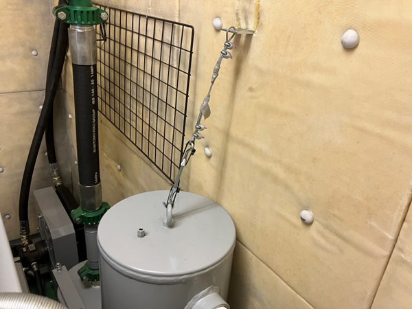 耐震対策：転倒防止金具留め（機械室内）