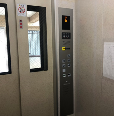 新:カゴ内操作盤 ※デジタル表示化 凹凸のあるボタンを採用致しました。