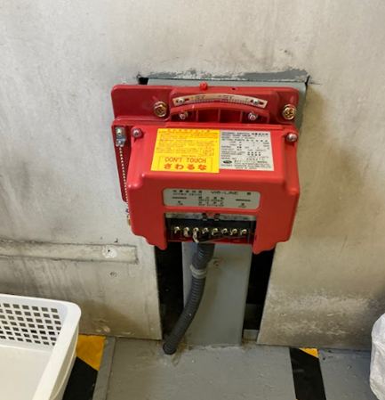 耐震対策:地震時管制運転装置(S波・P波感知)地震発生時に最寄階に着床・停止し、ご利用者様の閉じ込めを防ぎ、安全を確保いたします。