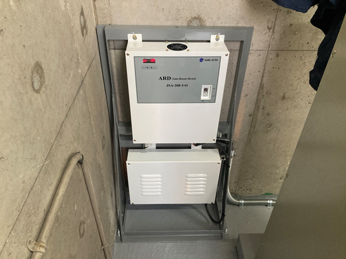 耐震対策：停電時自動着床装置　※停電発生時に最寄階に自動で停止し、ご利用者様がエレベーター内に閉じ込められる事を防ぎます。