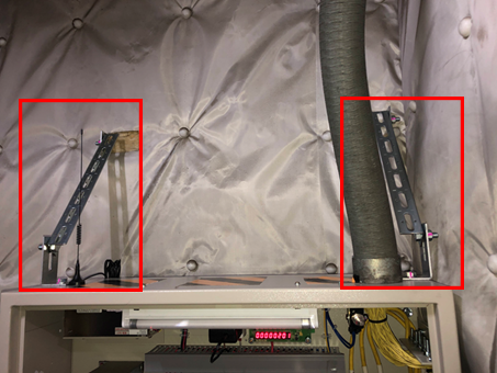 耐震対策：制御盤と機械室壁面を固定し地震による制御盤の転倒を防ぎます。