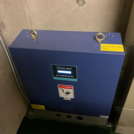 耐震対策:停電時自動着床装置 ※停電発生時に最寄階に着床し、ご利用者様の閉じ込めを防ぎます。
