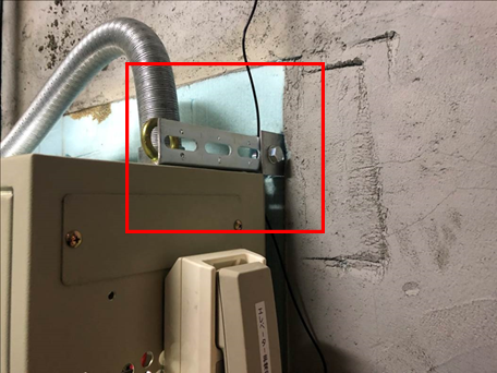 耐震対策：制御盤と機械室壁面を固定し地震による制御盤の転倒を防ぎます。