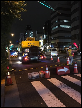 作業中：クレーン搬入①（道路資料許可をとり、クレーンにより搬入致しました。）