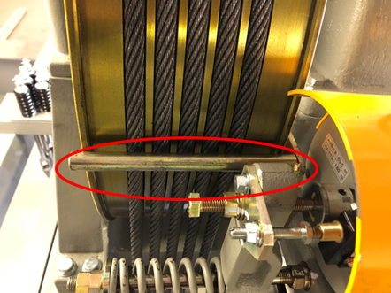 耐震対策：ワイヤーロープ外れ止め　＊地震時に揺れによりワイヤーが綱車から外れる事を防止します。
