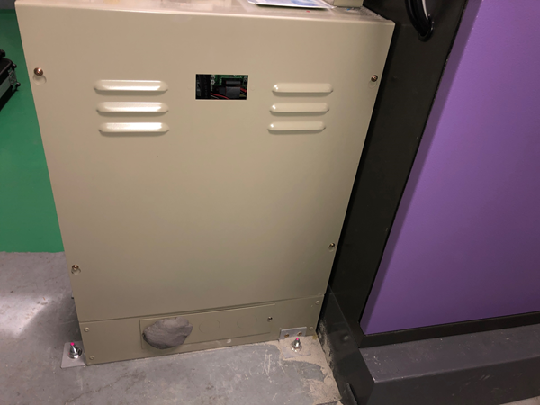 耐震対策：停電時自動着床装置　停電発生時にEVを最寄階に着床させ、ご利用者様の閉じ込めを防ぎます。