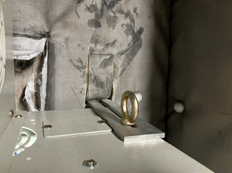 耐震対策：転倒防止固定金具