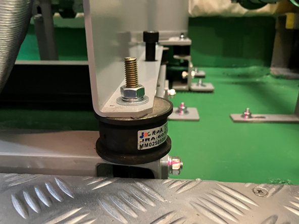 耐震対策：免震ゴム・ナット締め（油圧パワーユニット）