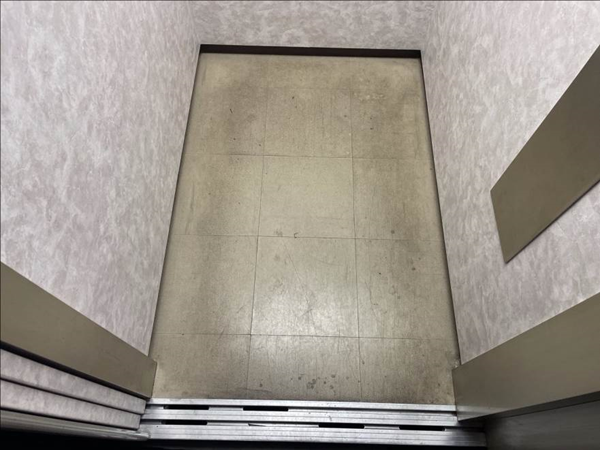 旧：カゴ内床タイル