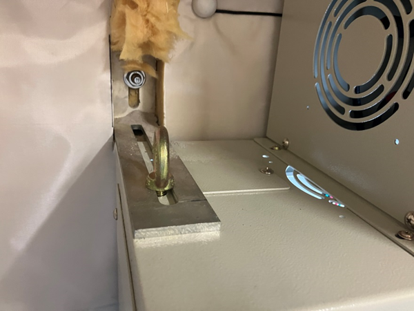 耐震対策：転倒防止金具留め（制御盤）