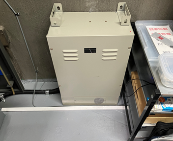 耐震対策:停電時自動着床装置※停電発生時に最寄階に自動で停止し、ご利用者様がエレベーター内に閉じ込められる事を防ぎます。