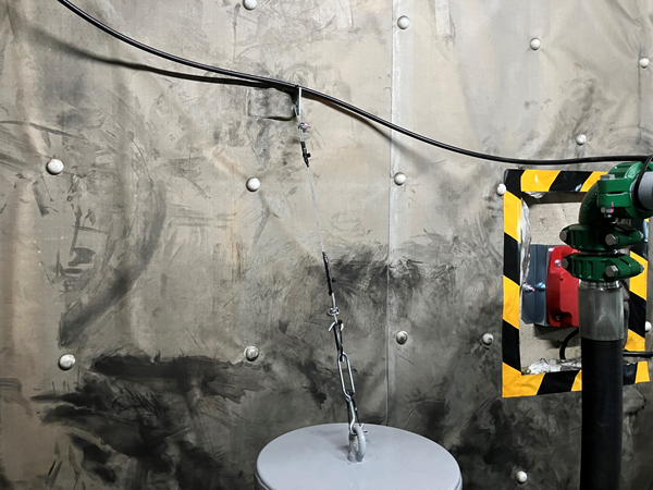 耐震対策：転倒防止ワイヤー