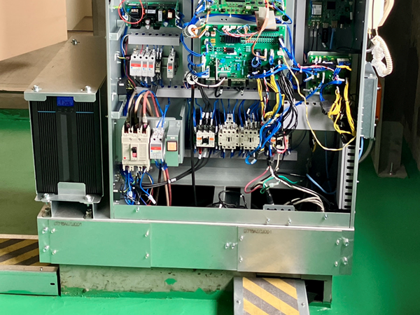 耐震対策：転倒防止金具