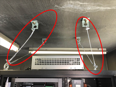 耐震対策：制御盤転倒防止ワイヤー