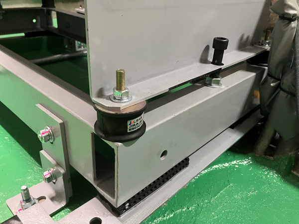 耐震対策：免震ゴム