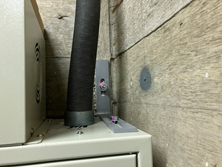 耐震対策：転倒防止固定金具