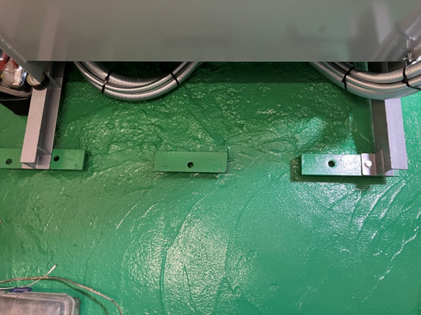 耐震対策:油圧ユニット転倒防止金具
