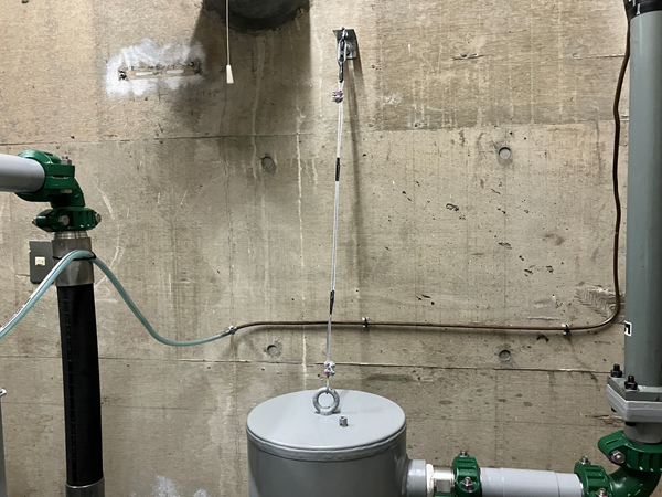 耐震対策：転倒防止ワイヤー