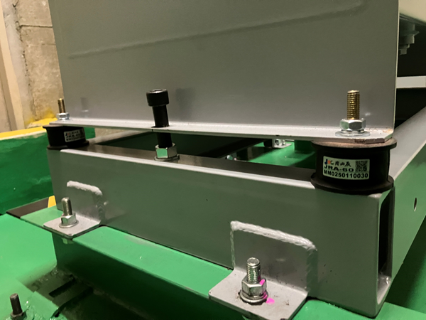 耐震対策：免震ゴム