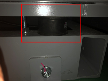 耐震対策：油圧ユニット防振ゴム設置　