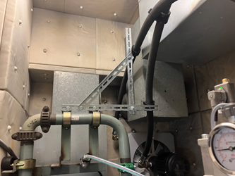 耐震対策：油圧ユニット転倒防止（転倒防止固定金具）