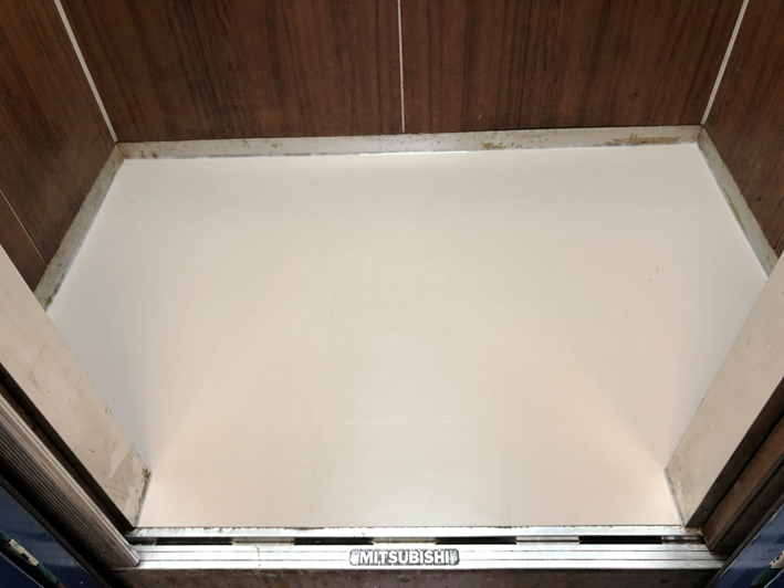 新:カゴ内床タイル ※タイル下の鉄板も腐食していたので併せて交換致しました。