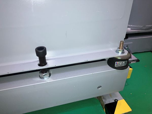 耐震対策：免震ゴム・ダブルナット締め（油圧パワーユニット）