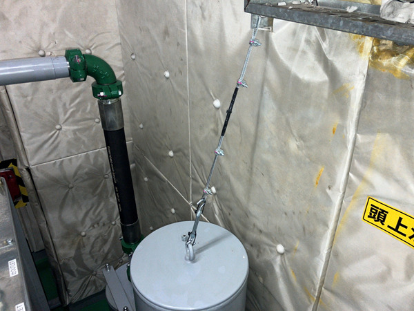 耐震対策：転倒防止ワイヤー（サイレンサー）