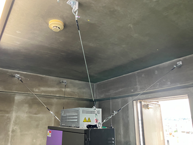 耐震対策:制御盤転倒防止ワイヤー