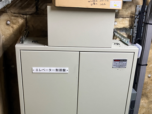 耐震対策：転倒防止金具留め（制御盤）