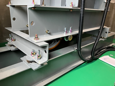 耐震対策:巻上機転倒防止(ボルト締め)・免震ゴム